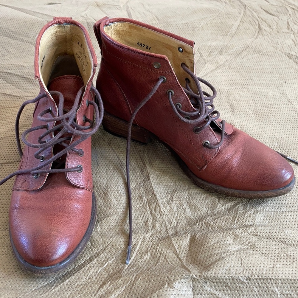 Frye Carson boots size 6
